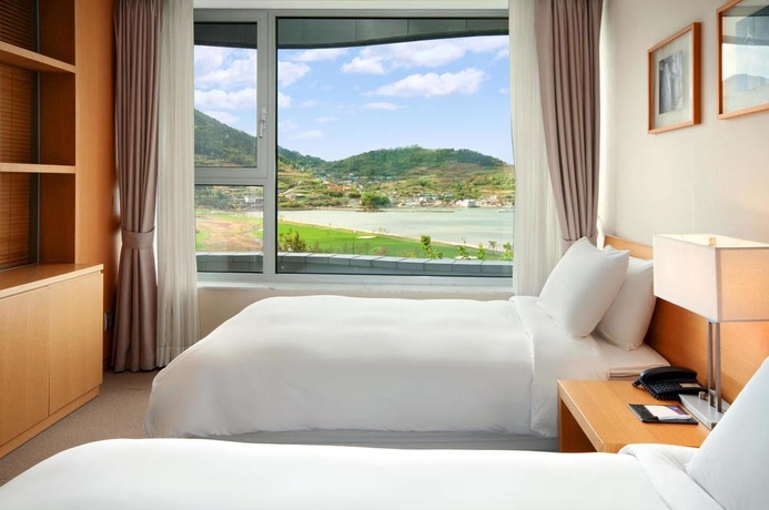 Imagen general del Hotel COMPLEJO TUR&Iacute;STICO Y BALNEARIO GOLF HILTON NAMHAE. Foto 4