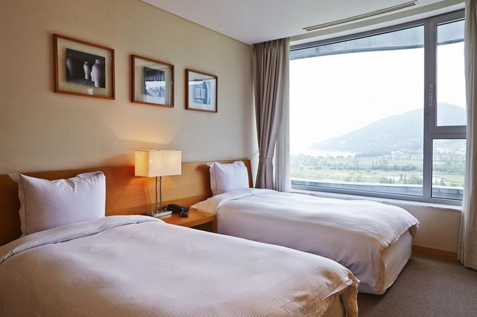 Imagen general del Hotel COMPLEJO TUR&Iacute;STICO Y BALNEARIO GOLF HILTON NAMHAE. Foto 5