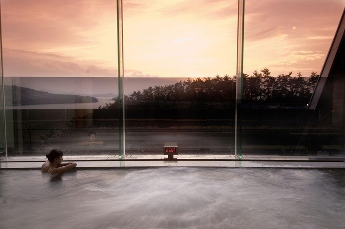 Imagen general del Hotel COMPLEJO TUR&Iacute;STICO Y BALNEARIO GOLF HILTON NAMHAE. Foto 7