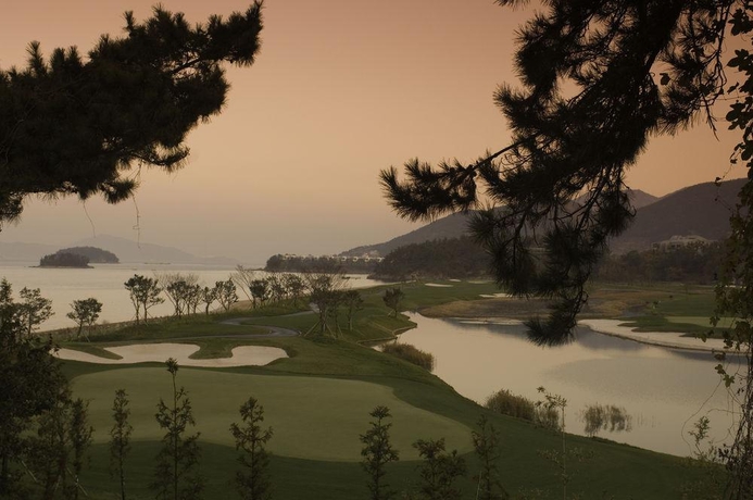 Imagen general del Hotel COMPLEJO TUR&Iacute;STICO Y BALNEARIO GOLF HILTON NAMHAE. Foto 8