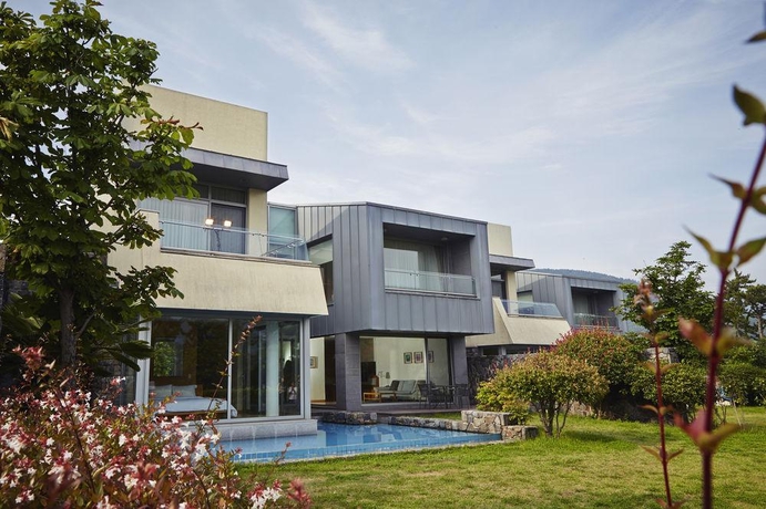 Imagen general del Hotel COMPLEJO TUR&Iacute;STICO Y BALNEARIO GOLF HILTON NAMHAE. Foto 9