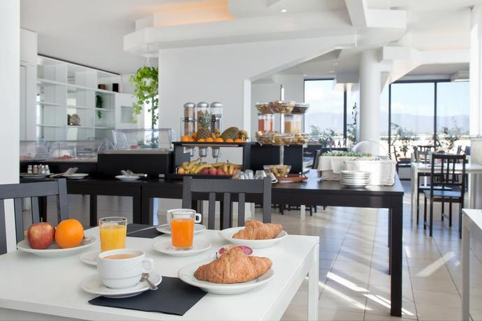 Imagen del bar/restaurante del Hotel COMPLESSO TURISTICO SETAR. Foto 5