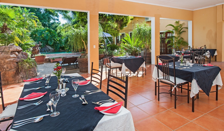 Imagen del bar/restaurante del Hotel COSMOS CUISINE GUEST HOUSE. Foto 2