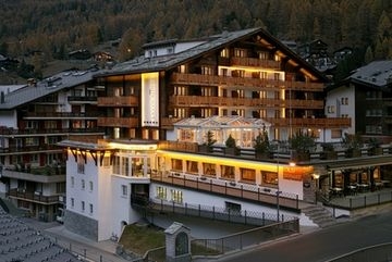 Imagen de los exteriores del Hotel COURONNE. Foto 7