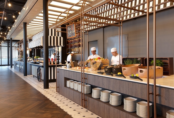 Imagen del bar/restaurante del Hotel COZZI Blu. Foto 2