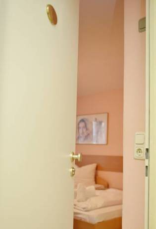Imagen de la habitación del Hotel CROWN, Frankfurt. Foto 4