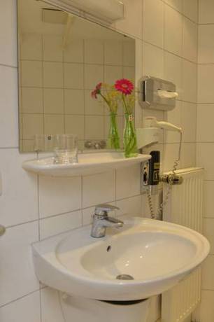 Imagen de la habitación del Hotel CROWN, Frankfurt. Foto 5