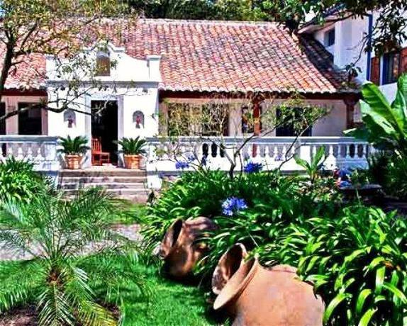 Imagen de los exteriores del Hotel CUSIN. Foto 5