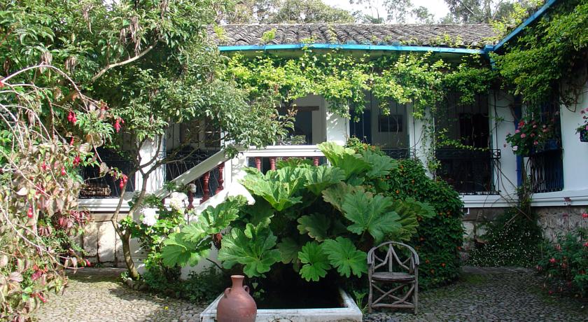 Imagen de los exteriores del Hotel CUSIN. Foto 6