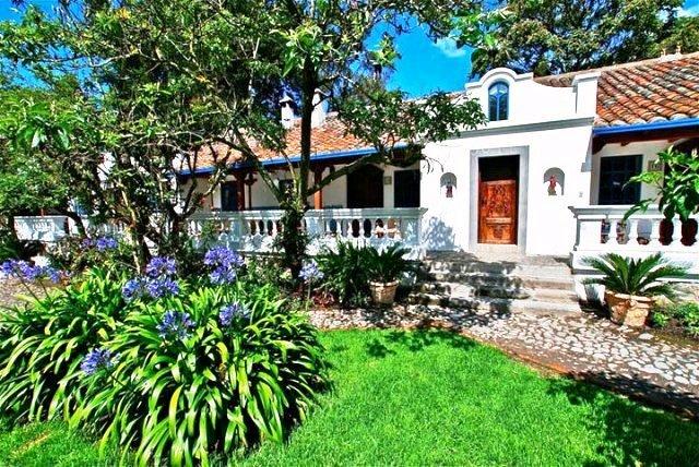 Imagen de los exteriores del Hotel CUSIN. Foto 7