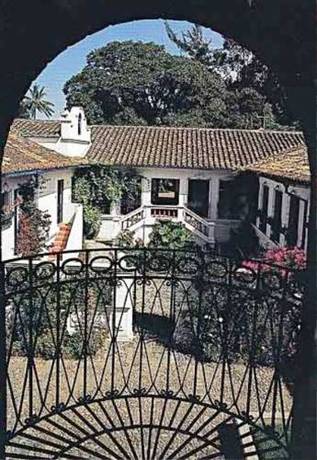 Imagen de los exteriores del Hotel CUSIN. Foto 8