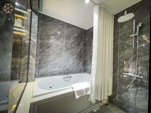 Imagen general del Hotel Cửa Đ&ocirc;ng Luxury. Foto 2