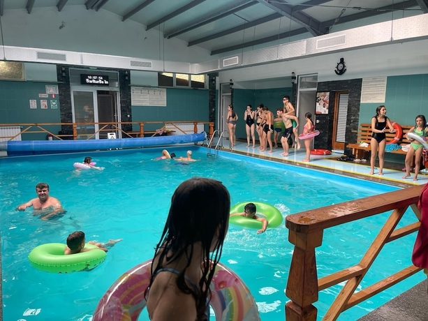 Imagen de la piscina del Hotel Cabana Sura Getilor Arinis. Foto 17