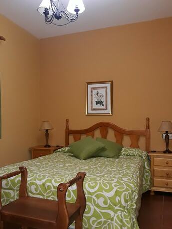 Imagen de la habitación del Hotel Caba&ntilde;as Bungalows Camping La Vera. Foto 6