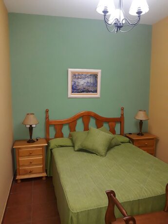 Imagen de la habitación del Hotel Caba&ntilde;as Bungalows Camping La Vera. Foto 7