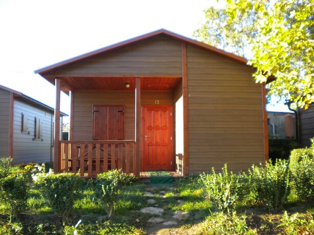 Imagen de la habitación del Hotel Caba&ntilde;as Bungalows Camping La Vera. Foto 8