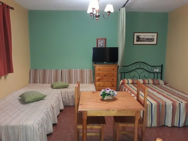 Imagen de la habitación del Hotel Caba&ntilde;as Bungalows Camping La Vera. Foto 10