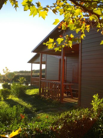 Imagen de la habitación del Hotel Caba&ntilde;as Bungalows Camping La Vera. Foto 12