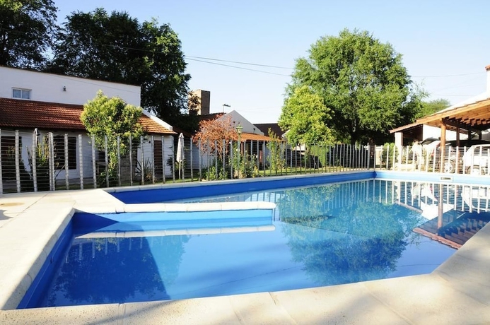 Imagen de la piscina del Hotel Caba&ntilde;as Casa Grande. Foto 17
