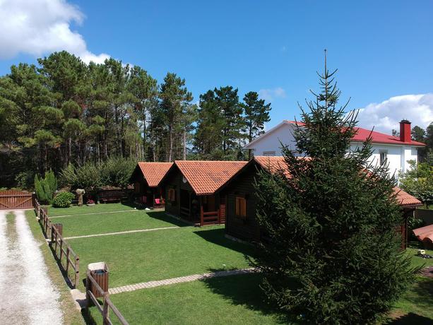 Imagen de los exteriores del Hotel Cabañas De Lires. Foto 7