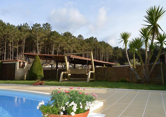 Imagen de los exteriores del Hotel Cabañas De Lires. Foto 8