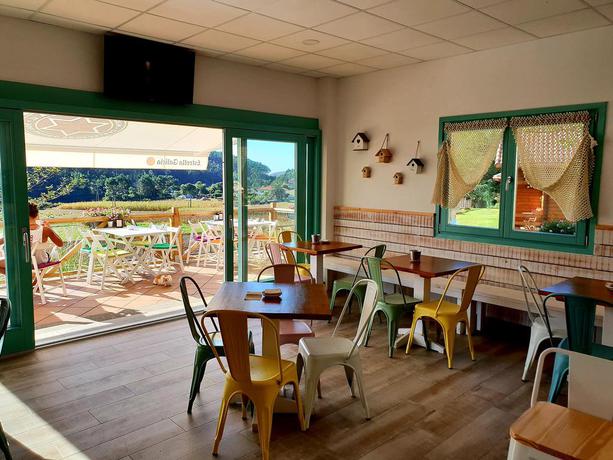 Imagen del bar/restaurante del Hotel Cabañas De Lires. Foto 2