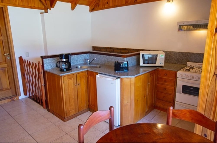 Imagen de la habitación del Hotel Caba&ntilde;as Del Lacar. Foto 3