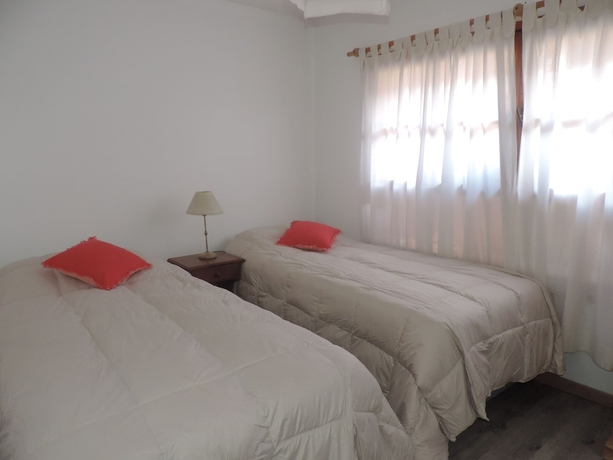 Imagen de la habitación del Hotel Caba&ntilde;as Del Lacar. Foto 4