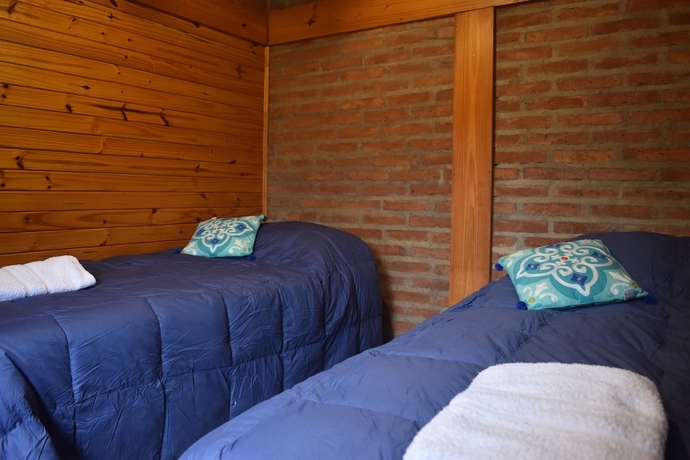 Imagen de la habitación del Hotel Caba&ntilde;as Del Lacar. Foto 5