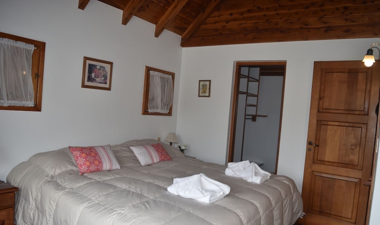 Imagen de la habitación del Hotel Caba&ntilde;as Del Lacar. Foto 7