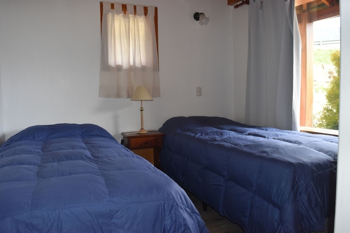 Imagen de la habitación del Hotel Caba&ntilde;as Del Lacar. Foto 9