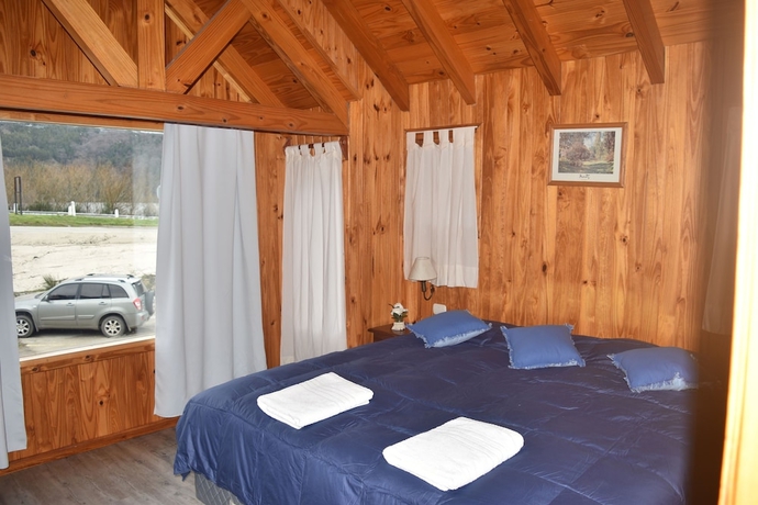 Imagen de la habitación del Hotel Caba&ntilde;as Del Lacar. Foto 10