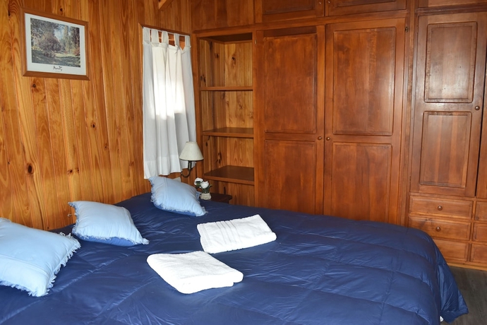 Imagen de la habitación del Hotel Caba&ntilde;as Del Lacar. Foto 13