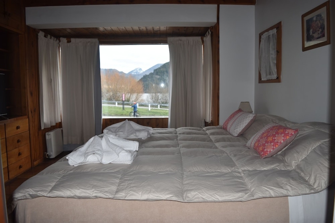 Imagen de la habitación del Hotel Caba&ntilde;as Del Lacar. Foto 16