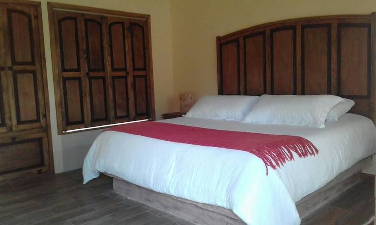 Imagen de la habitación del Hotel Caba&ntilde;as La Cascada. Foto 13