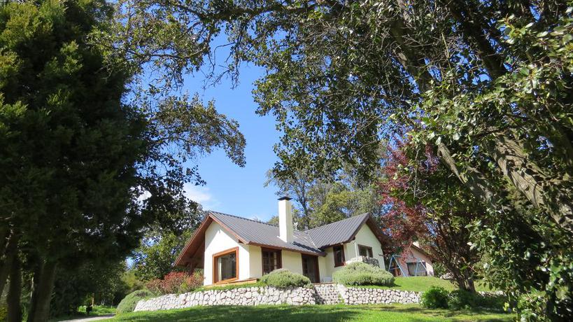 Imagen de los exteriores del Hotel Caba&ntilde;as Lancuyen Villa De Monta&ntilde;a. Foto 5