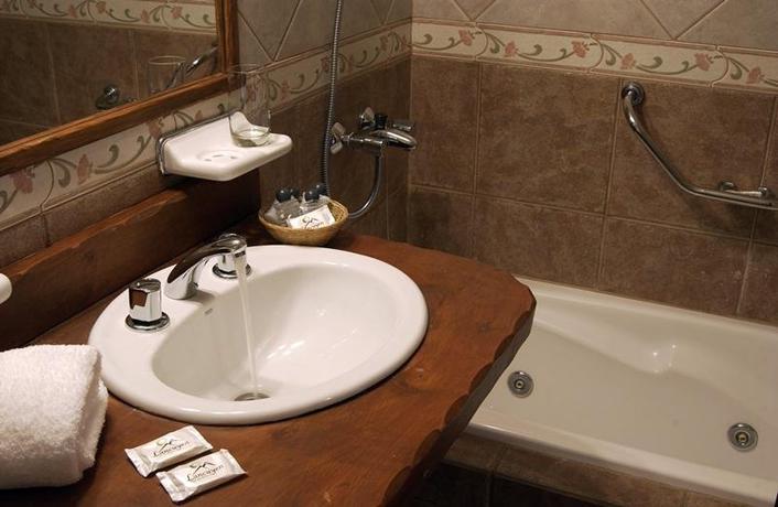 Imagen de la habitación del Hotel Caba&ntilde;as Lancuyen Villa De Monta&ntilde;a. Foto 2