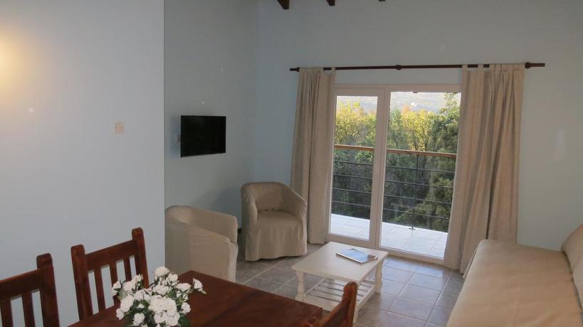 Imagen de los interiores del Hotel Caba&ntilde;as Lancuyen Villa De Monta&ntilde;a. Foto 9
