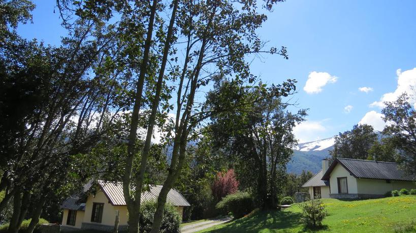 Imagen de los exteriores del Hotel Caba&ntilde;as Lancuyen Villa De Monta&ntilde;a. Foto 7