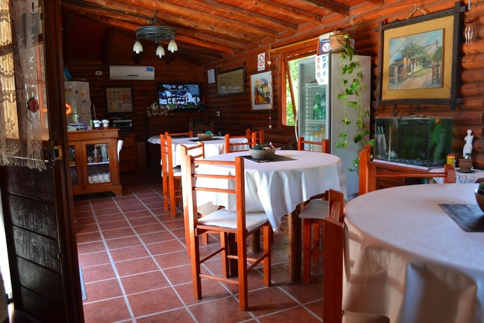 Imagen del bar/restaurante del Hotel Caba&ntilde;as Las Esmeraldas. Foto 2