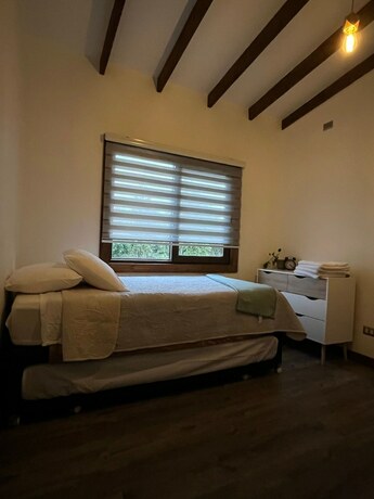 Imagen de la habitación del Hotel Caba&ntilde;as Lawal Pto Varas. Foto 20