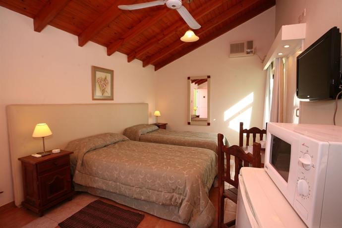 Imagen de la habitación del Hotel Caba&ntilde;as Marina House. Foto 7