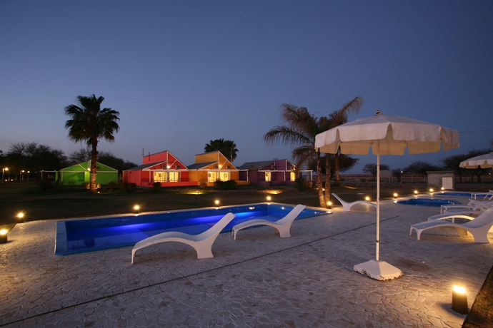 Imagen de la piscina del Hotel Caba&ntilde;as Marina House. Foto 13