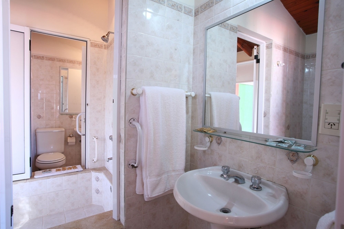 Imagen de la habitación del Hotel Caba&ntilde;as Marina House. Foto 8