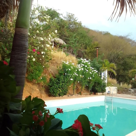 Imagen de la piscina del Hotel Caba&ntilde;as Privadas. Foto 15