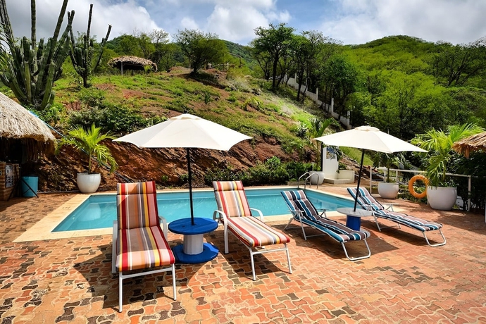 Imagen de la piscina del Hotel Caba&ntilde;as Privadas. Foto 16