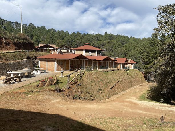 Imagen general del Hotel Caba&ntilde;as los Pirineos. Foto 2