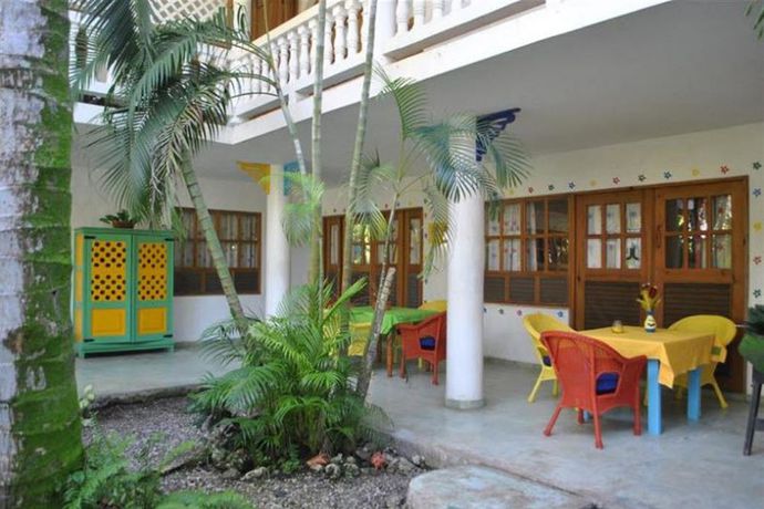 Imagen de los exteriores del Hotel Cabarete Surf Camp. Foto 9