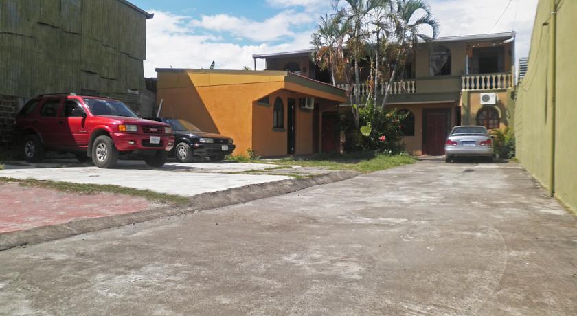 Imagen de los exteriores del Hotel Cabinas Madeleine. Foto 2