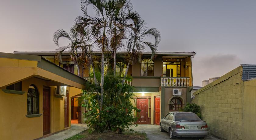 Imagen de los exteriores del Hotel Cabinas Madeleine. Foto 3